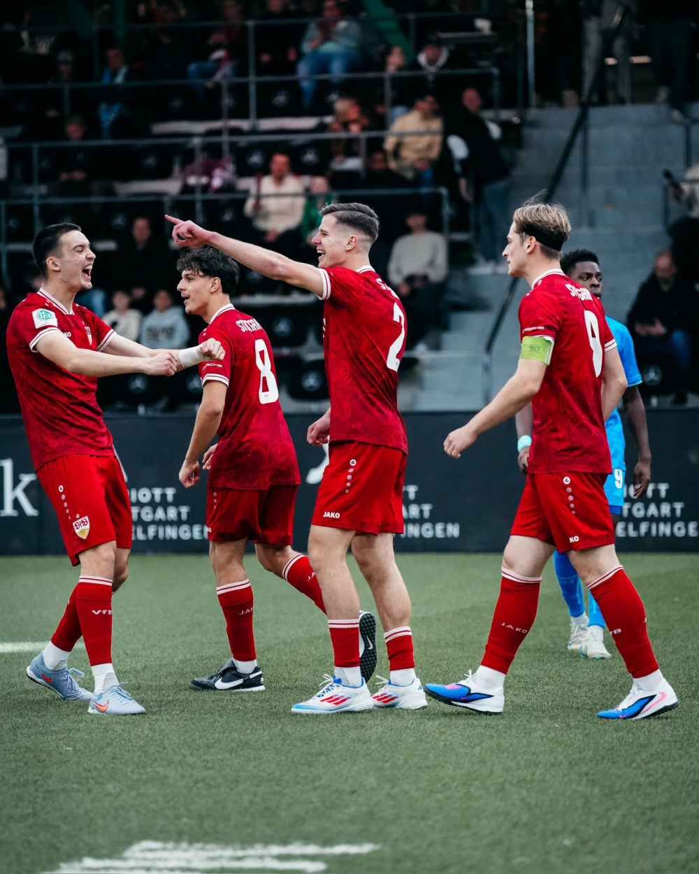 关于转折点！法兰克福止住颓势；德甲清晨攻防权衡；信心回归；临场指挥获称赞的信息-ayx